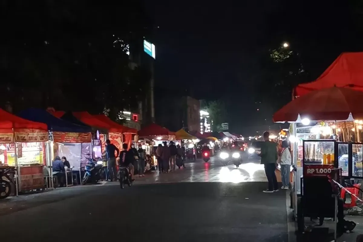 Kuliner malam di Lengkong Kecil, Kota Bandung. (Sumber: Ayobandung | Foto: Magang/Munna Mudrikah)