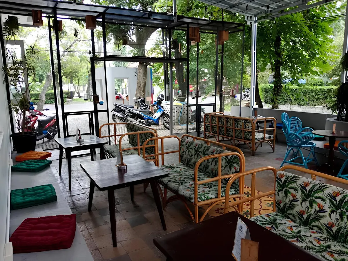 Dalam era digital yang serba visual, pengunjung kafe tak lagi hanya mencari rasa, tapi juga suasana yang bisa mereka abadikan dan bagikan. (Sumber: Ayobandung.id | Foto: Eneng Reni Nuraisyah Jamil)