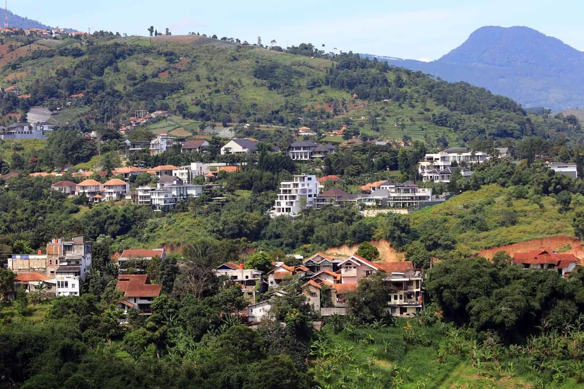 Kondisi kawasan resapan air yang beralih fungsi menjadi permukiman dan lahan pertanian di Kawasan Bandung Utara (KBU), Kabupaten Bandung, Rabu 7 Mei 2025. (Sumber: ayobandung.com | Foto: Irfan Al-Faritsi)