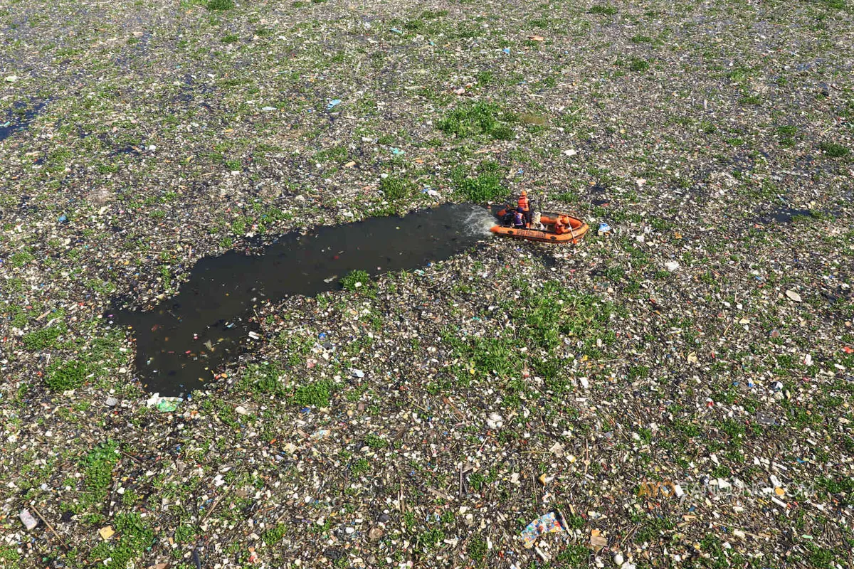 Sungai Citarum lautan sampah. (Sumber: Ayobandung | Foto: Irfan al Faritsi)