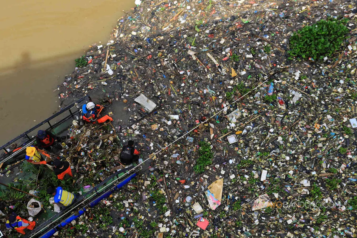 Sungai Citarum lautan sampah. (Sumber: Ayobandung | Foto: Irfan al Faritsi)