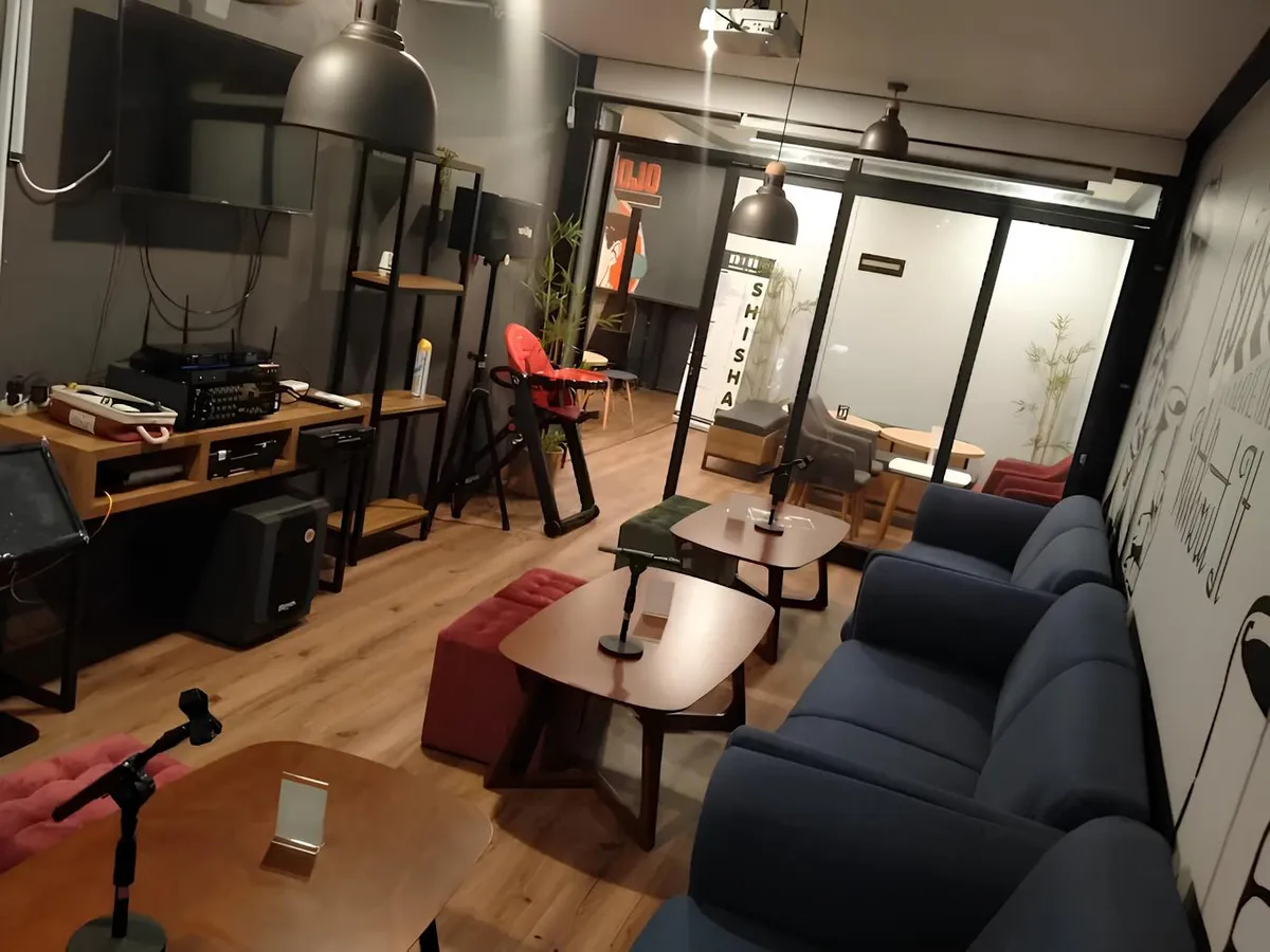 Fasilitas karaoke menjadi pembeda yang menarik di Non Kitchen & Coffee. (Sumber: Non Kitchen & Coffee)