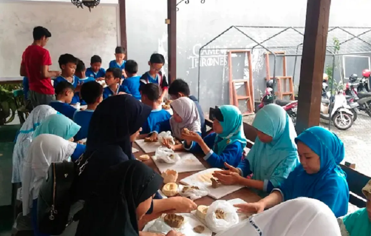 Kegiatan pelatihan membuat keramik di Studio Elina Keramik. (Foto: Dok. Elina Keramik)