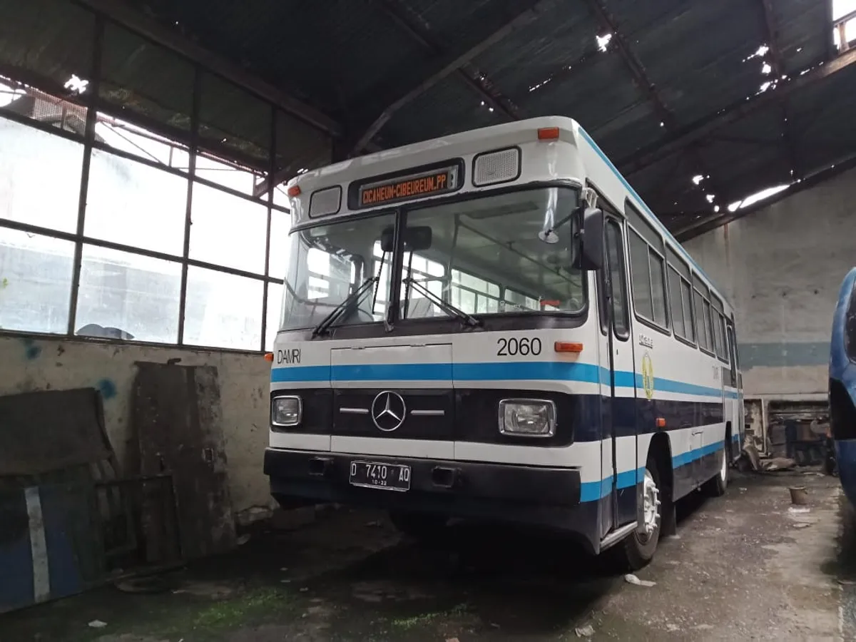 Bus DAMRI jadul di Kota Bandung. (Sumber: Ayobandung)
