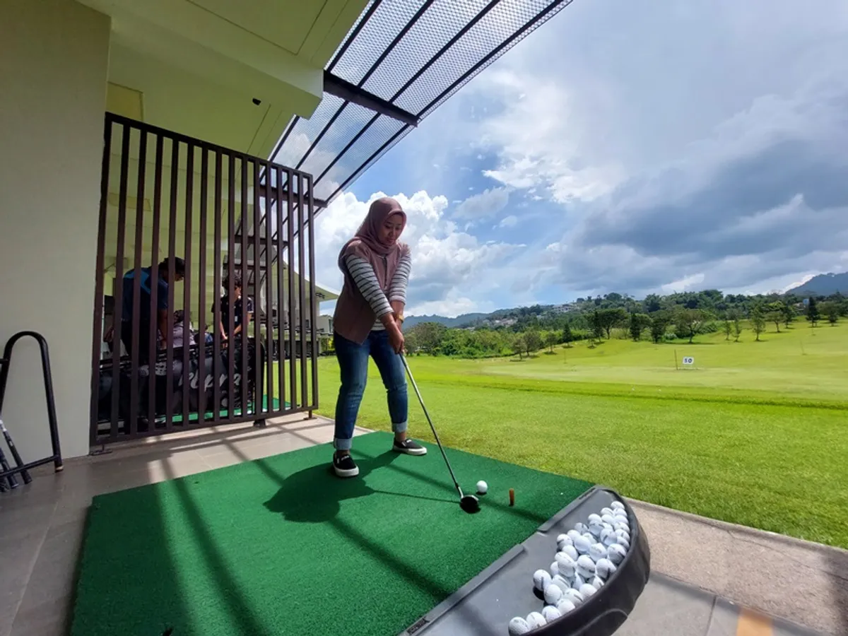 Bukan sekadar olahraga, generasi muda, dari Milenial hingga Gen Z, mulai menjadikan golf sebagai bagian dari gaya hidup aktif dan reflektif. (Sumber: Ayobandung.id | Foto: Eneng Reni Nuraisyah Jamil)