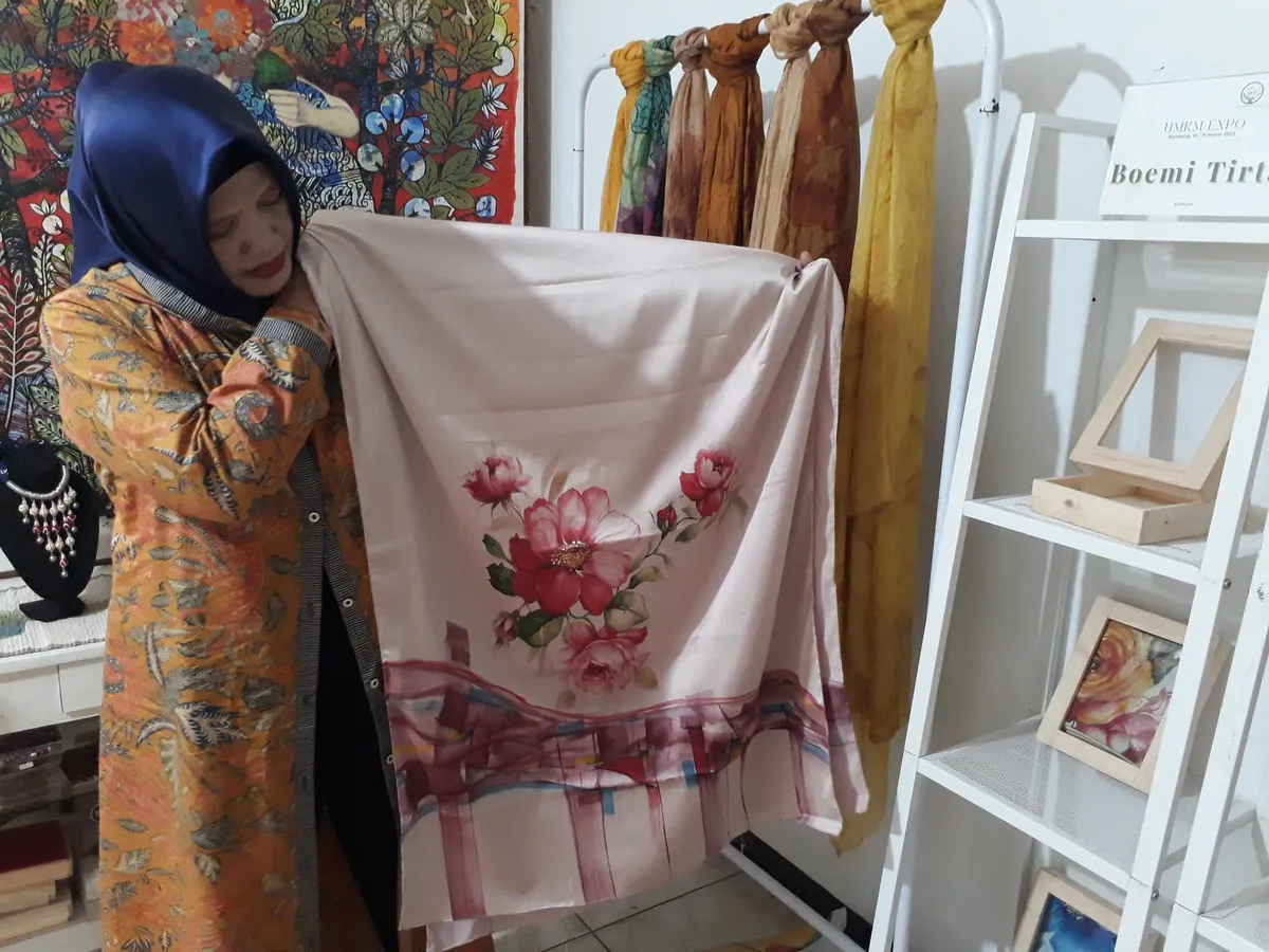 Salah satu Kain Lukis Boemi Tirta. (Foto: Rizma Riyandi)