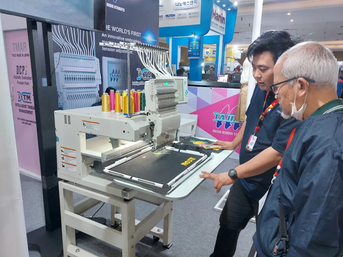 Permintaan terhadap produk custom printing, print-on-demand, dan desain ramah lingkungan terus meningkat, membuka peluang baru bagi pelaku UMKM yang mampu beradaptasi dengan tren pasar. (Sumber: Ayobandung.id | Foto: Eneng Reni Nuraisyah Jamil)