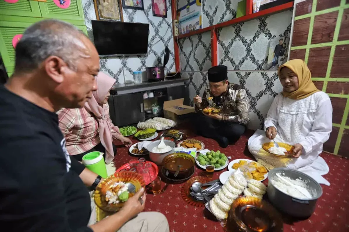 Wakil Wali Kota Bandung, Erwin mengunjungi rumah ibu asuh dalam rangka program “Bandung Nyaah ka Indung” di RT 07 RW 04 Kelurahan Pungkur, Kecamatan Regol, Kota Bandung, Jumat 20 Juni 2025. (Sumber: Ayobandung.com | Foto: Irfan Al-Faritsi)
