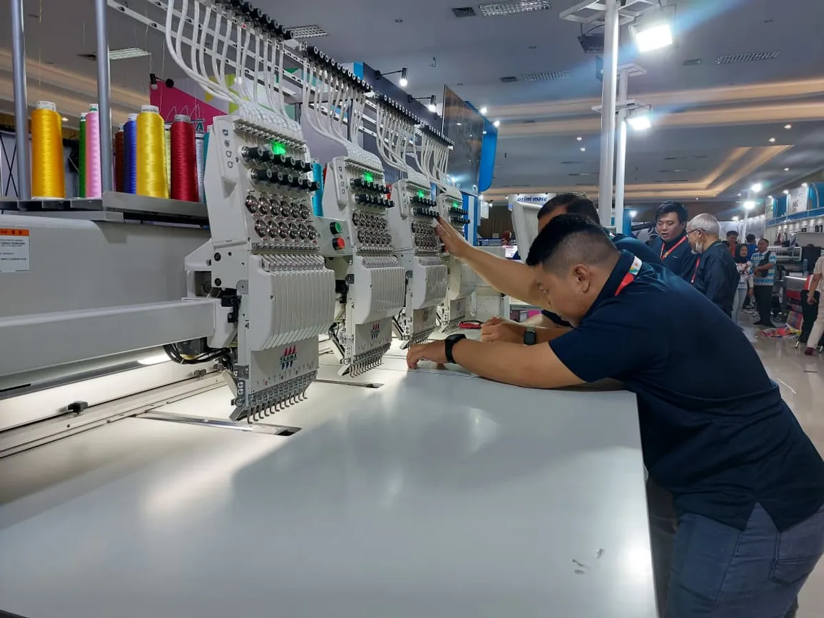 Permintaan terhadap produk custom printing, print-on-demand, dan desain ramah lingkungan terus meningkat, membuka peluang baru bagi pelaku UMKM yang mampu beradaptasi dengan tren pasar. (Sumber: Ayobandung.id | Foto: Eneng Reni Nuraisyah Jamil)