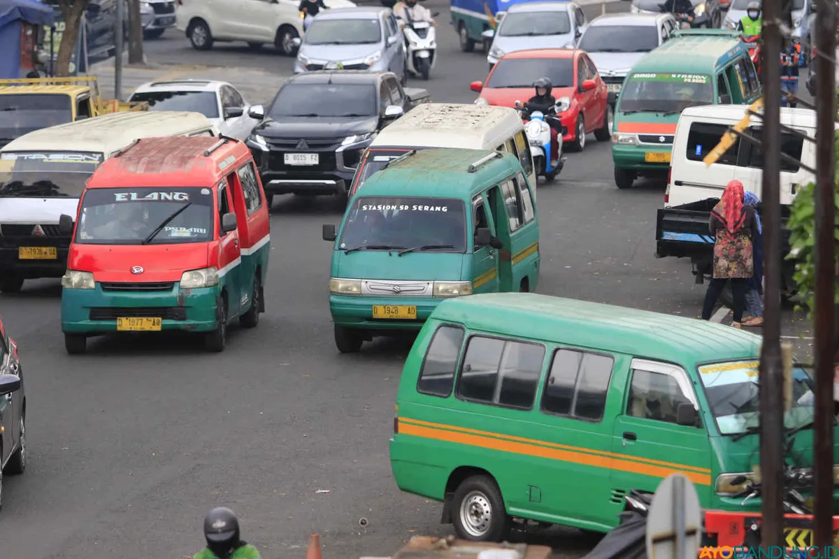 Menurut data BPS Kota Bandung, jumlah angkutan kota atau angkot pada 2020 mencapai 5521 unit. Namun jumlah tersebut berkurang setelah pandemi dan munculnya berbagai macam platform angkutan umum daring. (Sumber: ayobandung.id | Foto: Irfan Al- Faritsi)