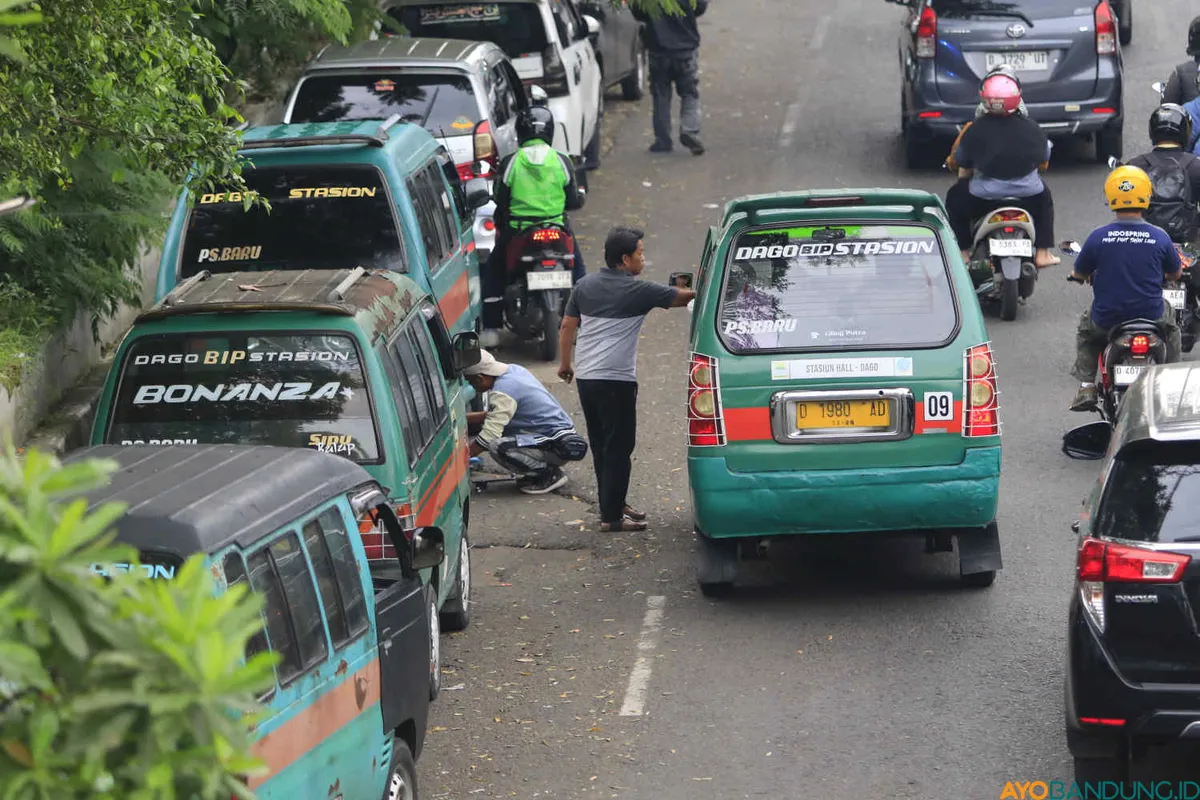 Deretan angkutan umum di Jalan Stasiun Timur. (Sumber: ayobandung.id | Foto: Irfan Al- Faritsi)