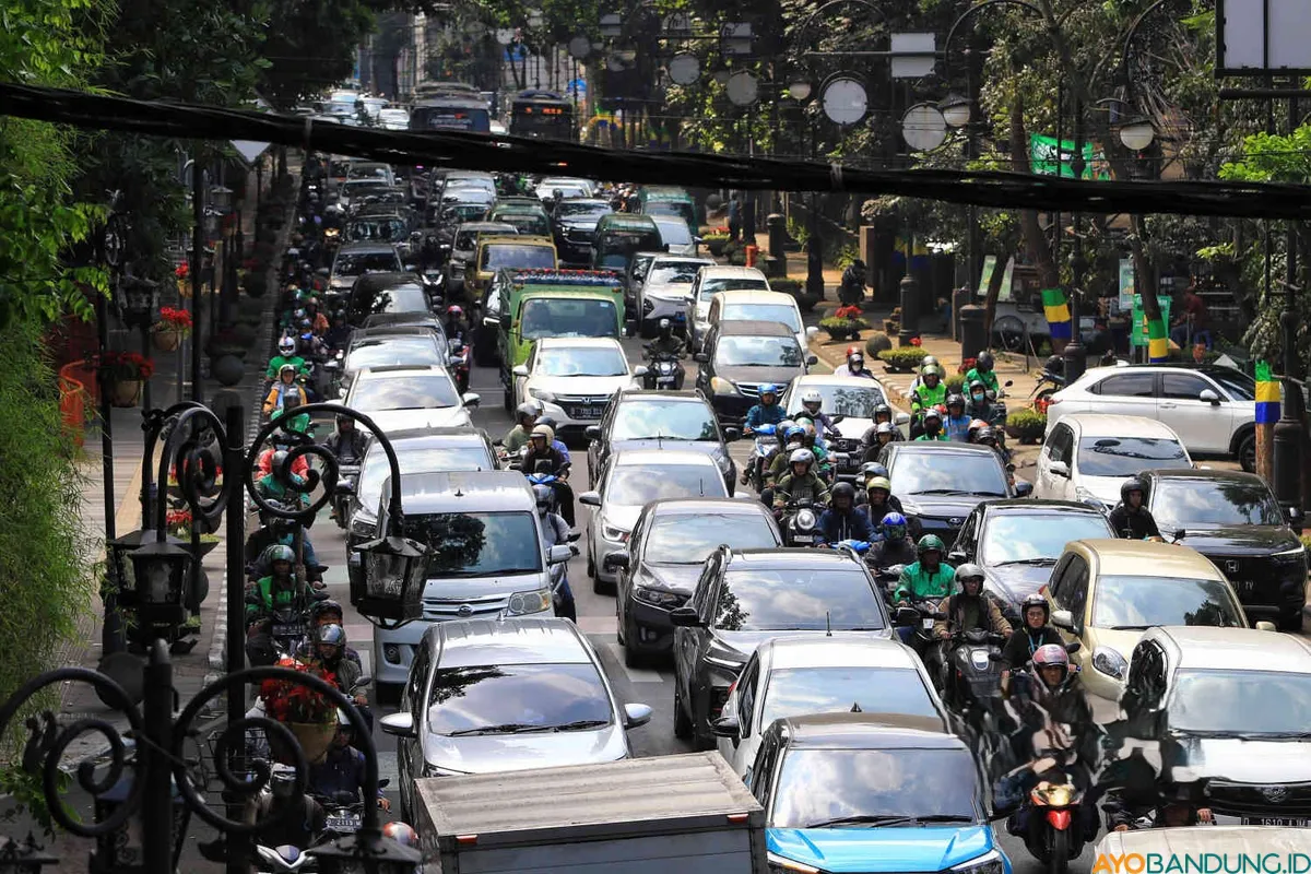 Kendaaran terjebak kemacetan parah di Jalan Merdeka, Kota Bandung, Rabu 31 Juli 2024. (Sumber: ayobandung.id | Foto: Irfan Al- Faritsi)