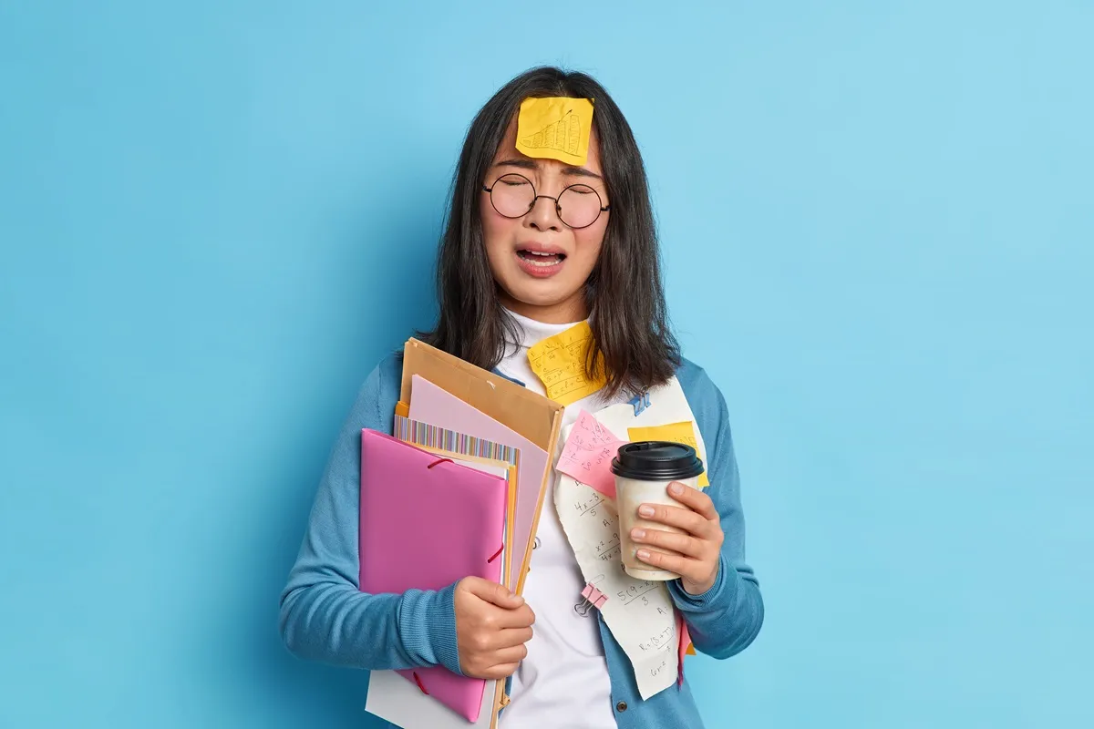 Fenomena overworked alias bekerja melebihi jam kerja normal kian marak, terutama di kalangan milenial dan Gen Z yang mendominasi industri kreatif dan digital. (Sumber: Freepik)