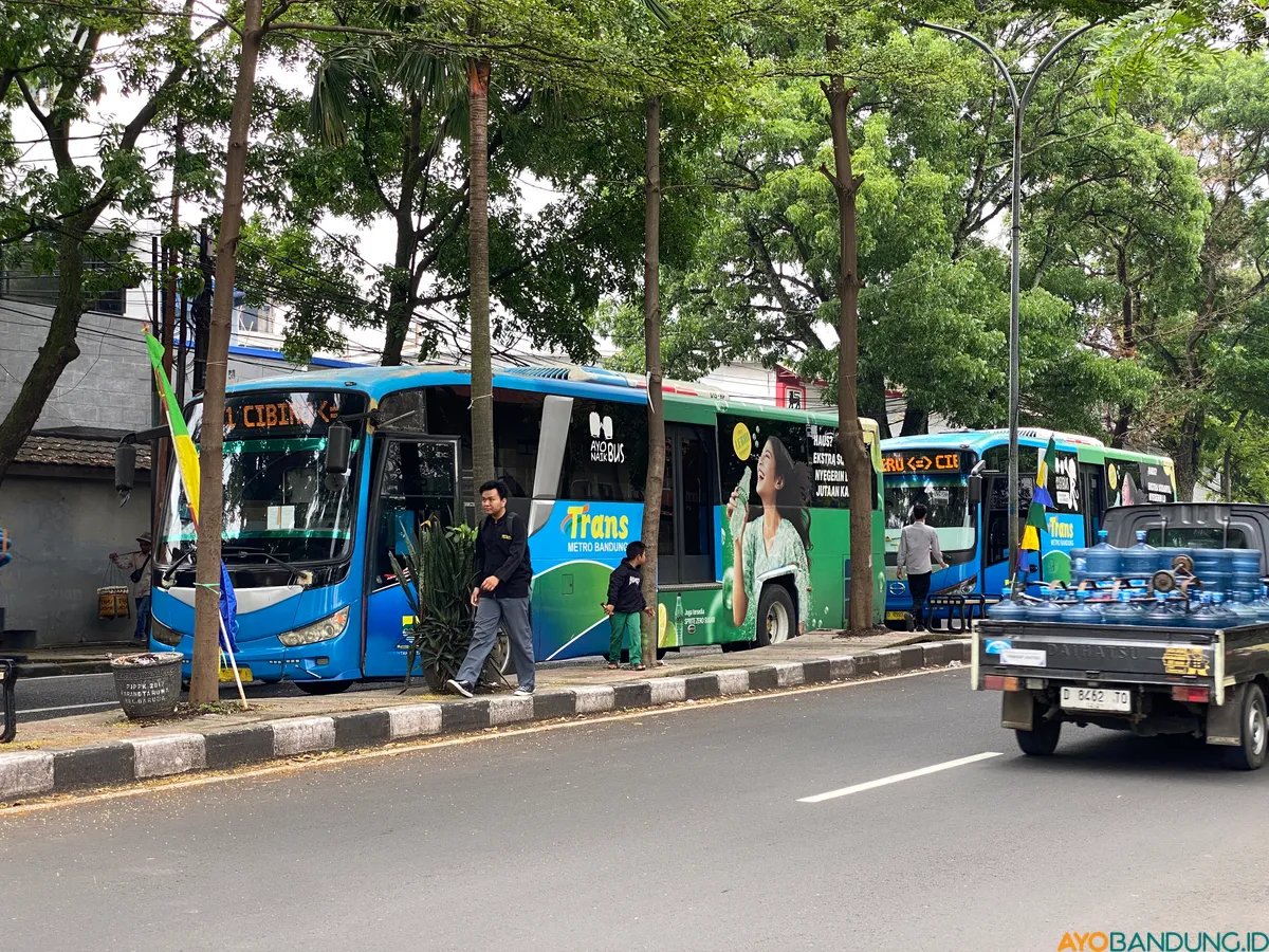 Bus Damri di halte Jalan Elang Raya. (Sumber: ayobandung.id | Foto: Ikbal Tawakal)