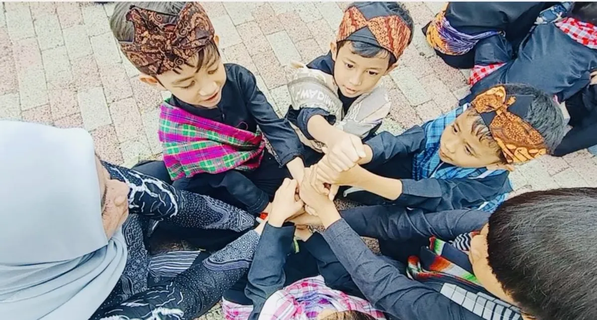 Permainan tradisional Endog-endogan dan Paciwit-ciwit Lutung merupakan permainan yang terbilang sederhana karena media permainannya hanya dimainkan menggunakan tangan dan diiringi dengan lagu saja lho. (Sumber: www.tgrcampaign.com | Foto: Dokumentasi Dinas Kebudayaan dan Pariwisata Kota Bandung, 2021)