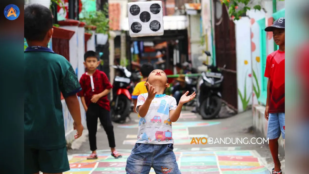 Mural yang dilukis oleh warga di Jalan Asep Berlian, Gang Wargaluyu, RT 01 RW 05, Kelurahan Cikutra, Kecamatan Cibeunying Kidul, Kota Bandung, Senin (1/3/2021). (Sumber: ayobandung.com | Foto: Irfan Al-Faritsi)