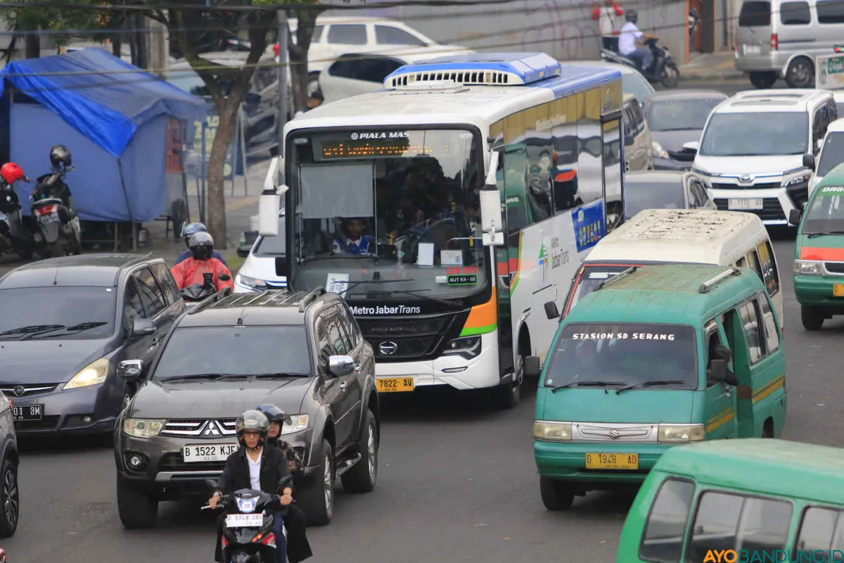 Transportasi umum di Kota Bandung yang murah, nyaman, dan terintegrasi sangat dibutuhkan warganya dalam mendukung aktivitas sehari-hari. (Sumber: ayobandung.id | Foto: Irfan Al-Faritsi)