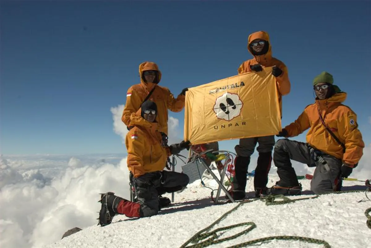 Sofyan Arif Fesa bersama kawan-kawannya menaklukan puncak Elbrus dengan membuat jalur sendiri dan dinamakan Indonesian Route. (Sumber: Dokumen pribadi Sofyan Arif Fesa.)