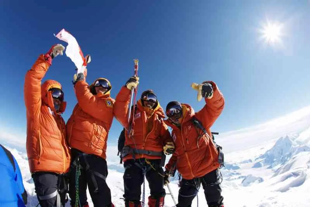 Tim ISSEMU yang terdiri dari Sofyan Arief Fesa, Xaverius Frans, Broery Andrew Sihombing, dan Janatan Ginting di puncak Gunung Denali, Alaska. (Sumber: Dokumen pribadi Sofyan Arif Fesa.)