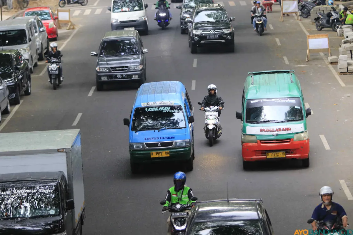 Angkot di Kota Bandung masih dibutuhkan meski bukan menjadi pilihan utama sejak ada transportasi berbasis daring. (Sumber: ayobandung.id | Foto: Irfan Al- Faritsi)