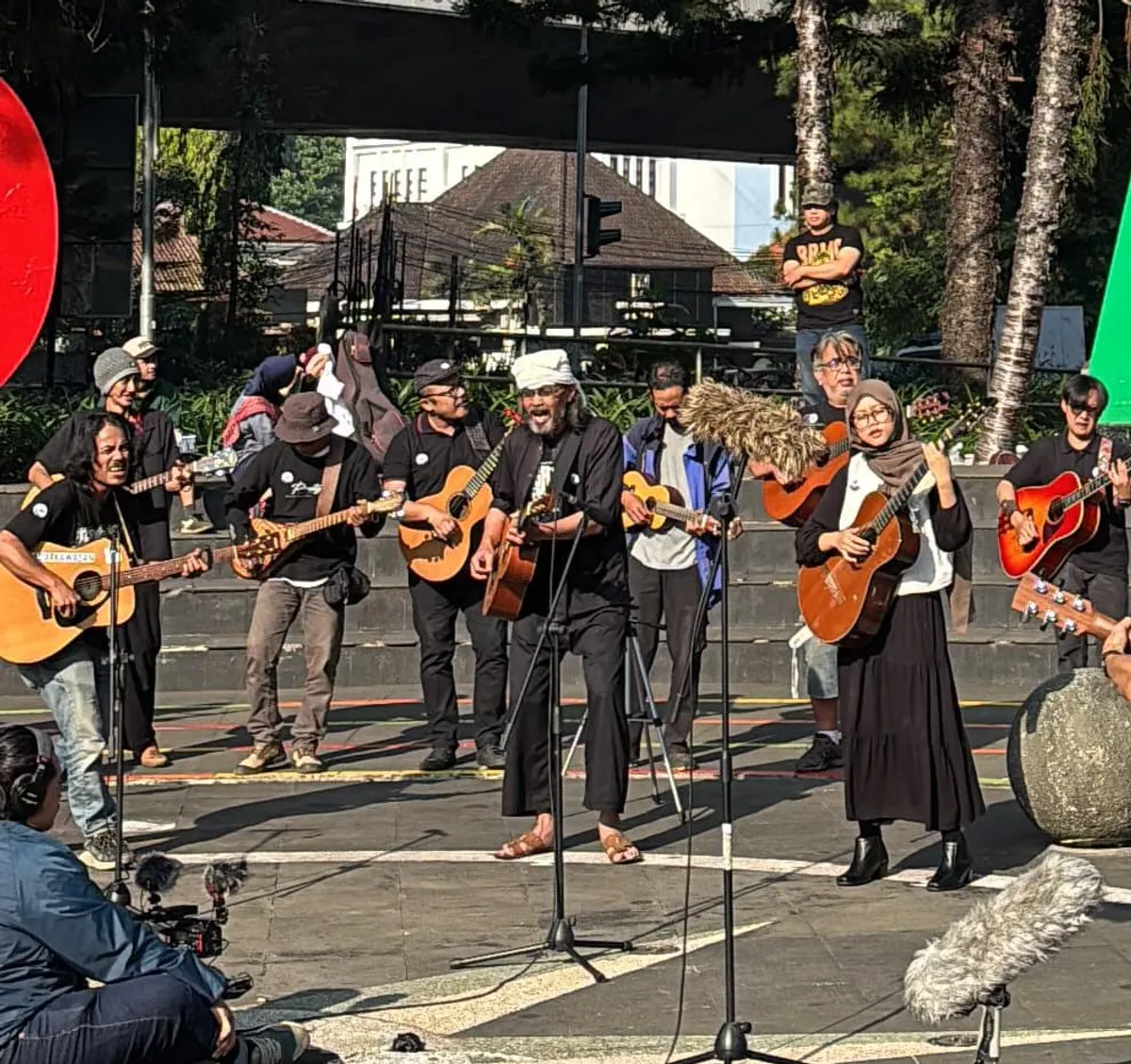 Rampak gitar di Taman Cikapayang. Abah Omtris (tengah depan) berdiri di samping putri Mukti-Mukti, Kembang Padang Ilalang. (Sumber: Dokumentasi Penulis)