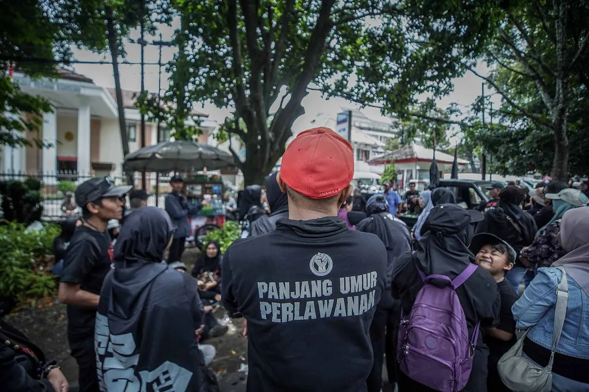 Warga Dago Elos menggelar aksi unjuk rasa di depan gedung PTUN Bandung, Jalan DIponegoro, Kota Bandung. (Sumber: Ayobandung | Foto: Kavin Faza)