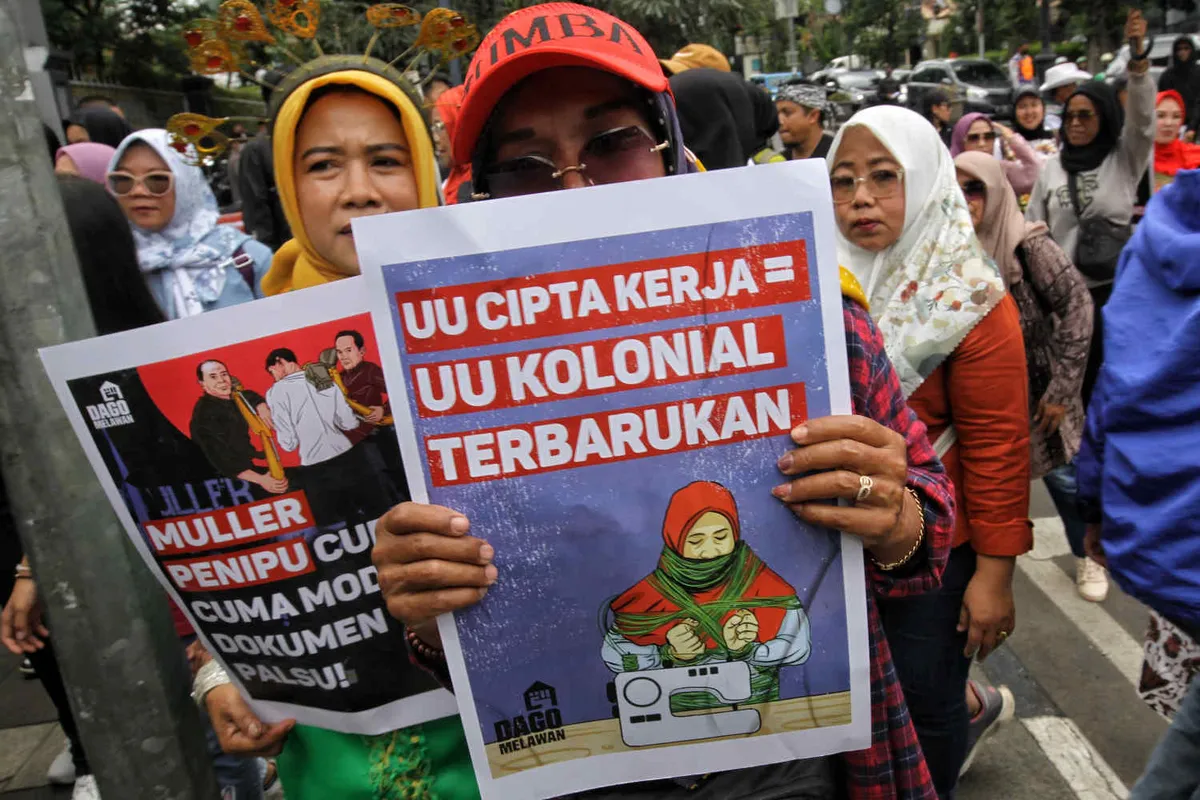 Puluhan warga Dago Elos yang tergabung dalam Forum Dago Melawan melakukan aksi memperingati hari buruh internasional atau MayDay di Taman Cikapayang, Kota Bandung, Rabu 1 Mei 2024. (Sumber: Ayobandung | Foto: Kavin Faza)