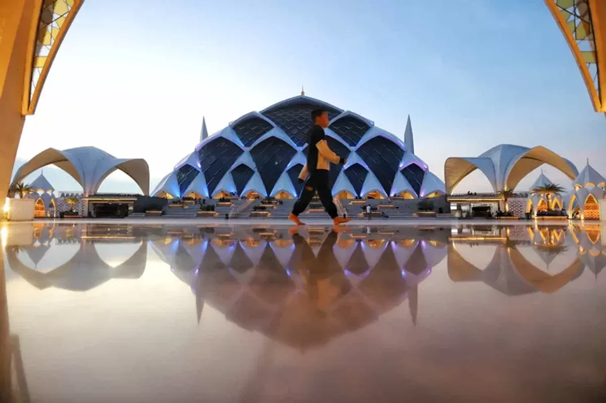 Indahnya Masjid Raya Al Jabbar. (Sumber: Ayobandung.com | Foto: Irfan Al-Faritsi)