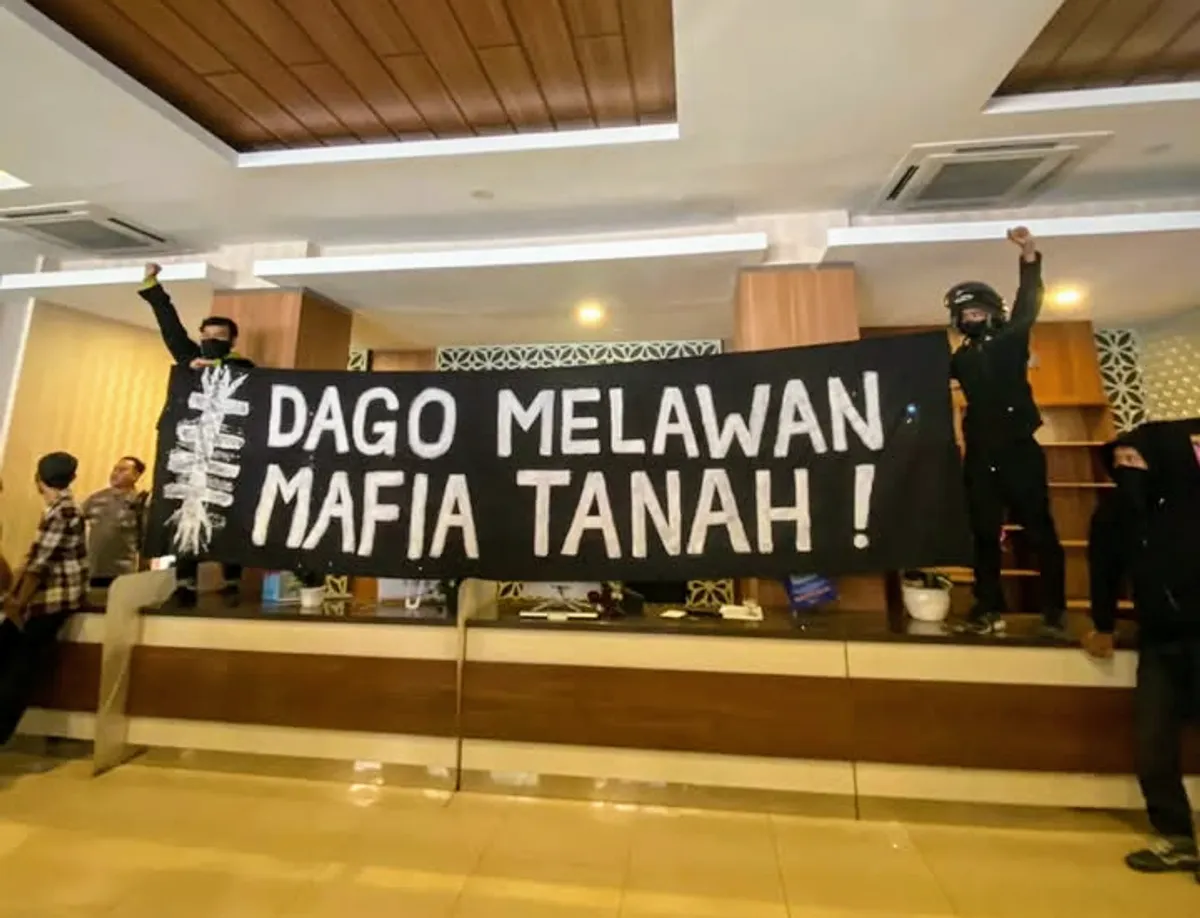 Para pemuda yang bersolidaritas membentangkan spanduk penolakan mafia tanah di Dago Elos. (Sumber: Instagram @dagomelawan)