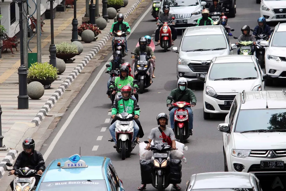 Ojek online menjadi salah satu moda transportasi andalan warga Bandung zaman kiwari. (Sumber: Ayobandung | Foto: Irfan Al Faritsi)