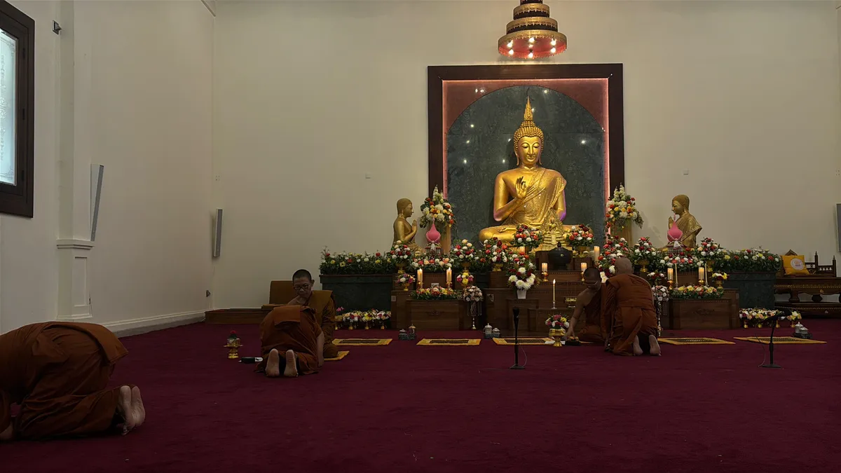 Altar Buddha dan Para Bhikku di Salah Satu Vihara di Tanggerang (Sumber: Dokumentasi Pribadi | Foto: Dian Tika Sujata)