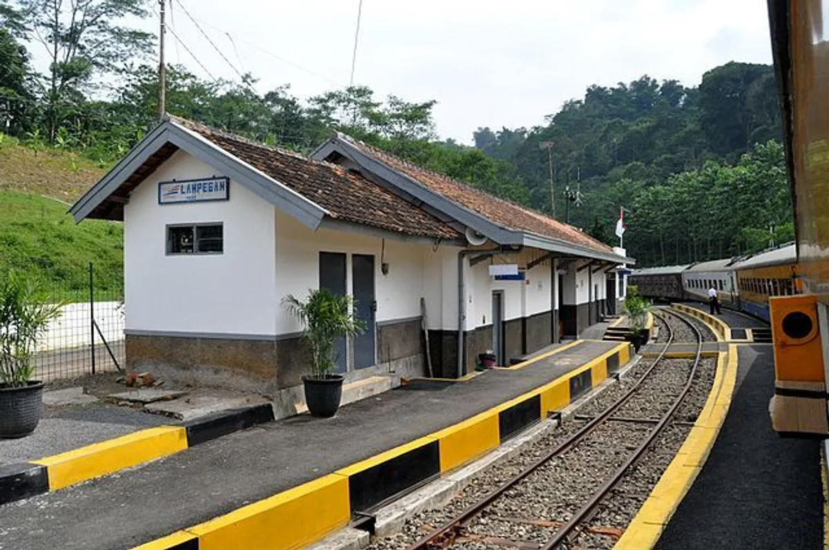 Stasiun Lampegan. (Sumber: Wikimedia)