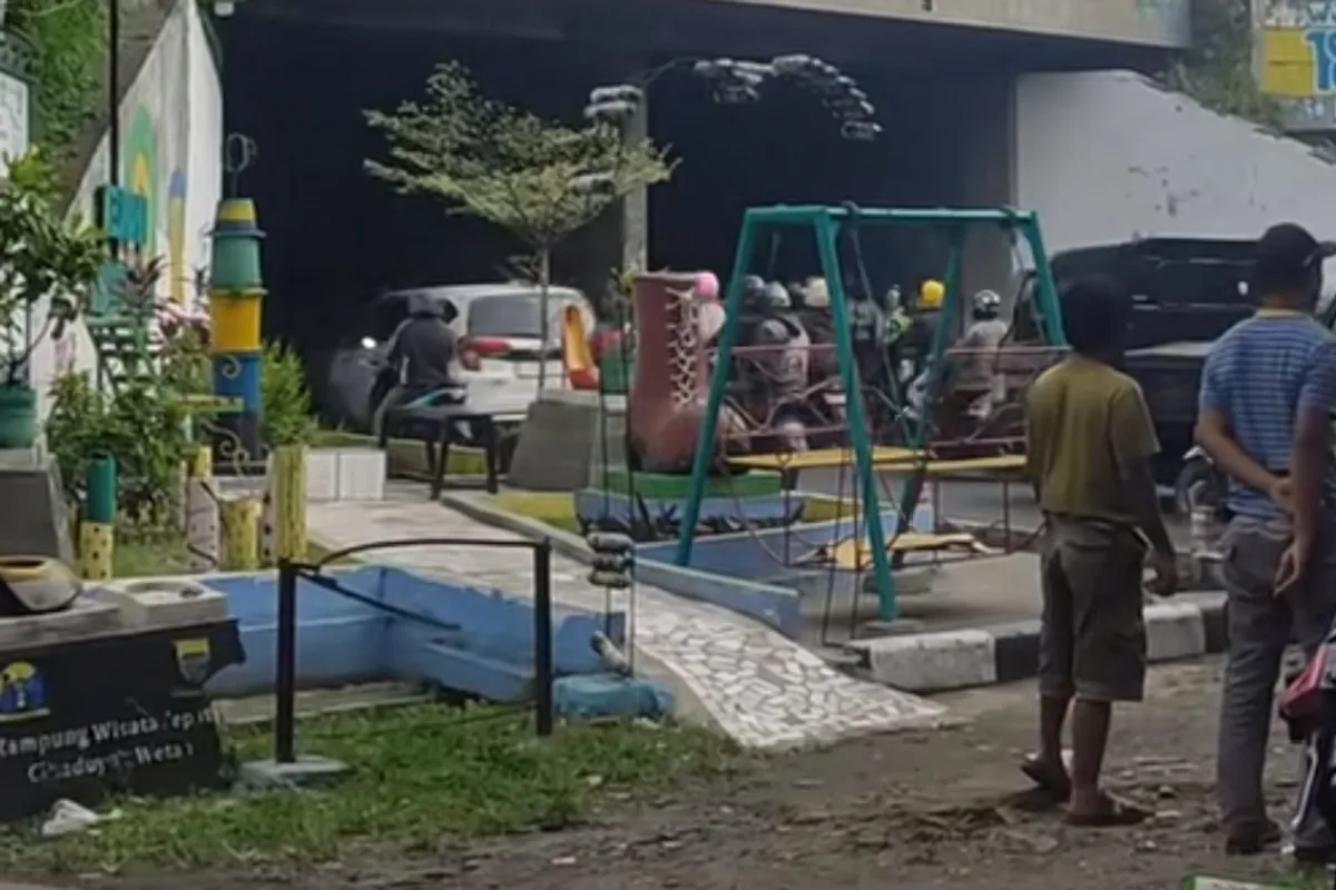 Penampakan Tugu Sepatu baru dekat Mts Nurul Iman (Sumber: Tiktok)