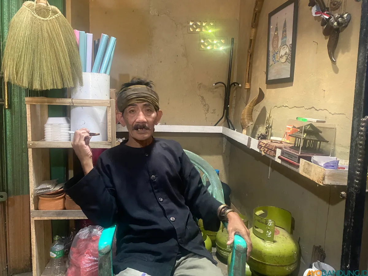 Abah Widi, sesepuh Kampung Adat Cireundeu saat ditemui di rumahnya pada Senin, 22 September 2025. (Sumber: ayobandung.id | Foto: Ikbal Tawakal)
