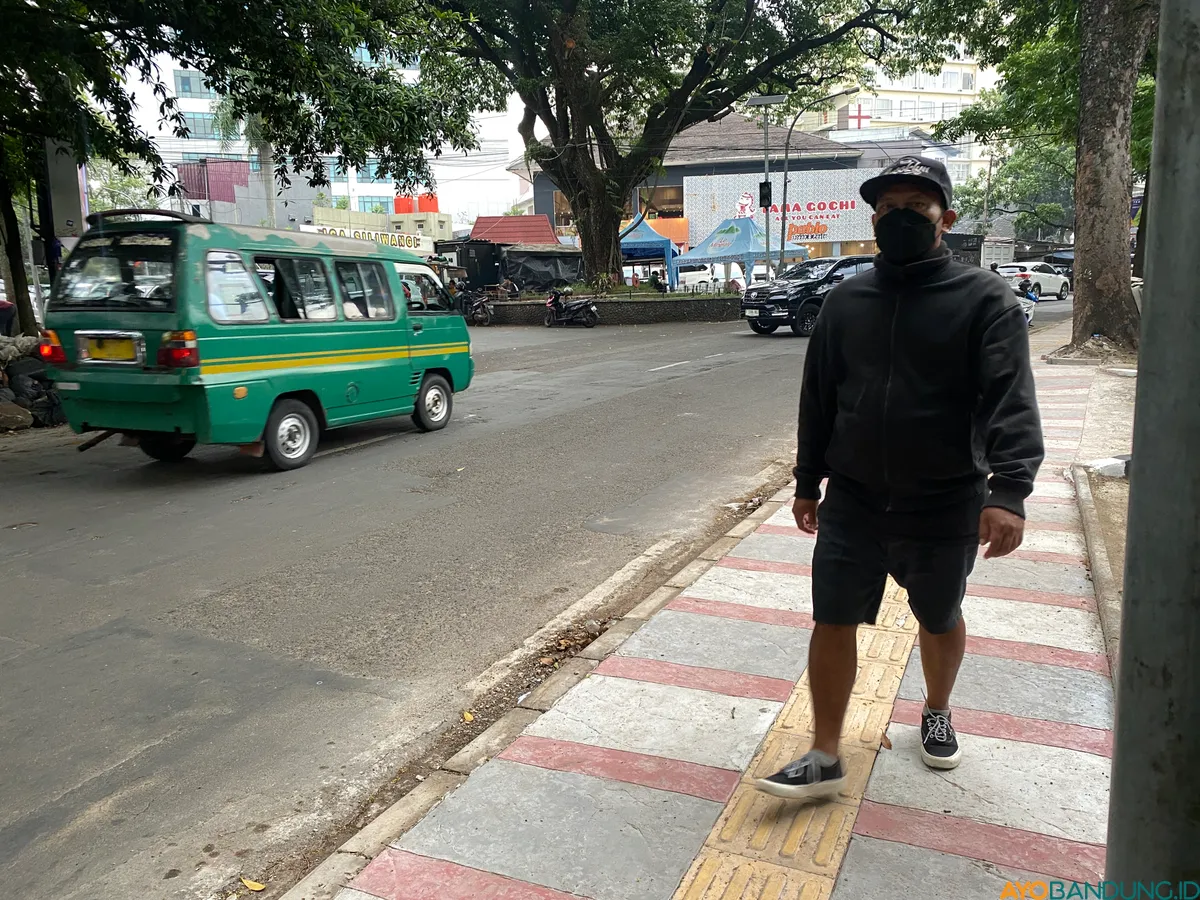 Pejalan kaki melintas di trotoar yang sudah diperbaiki di Jalan Lombok, Kota Bandung. (Sumber: ayobandung.id | Foto: Ikbal Tawakal)