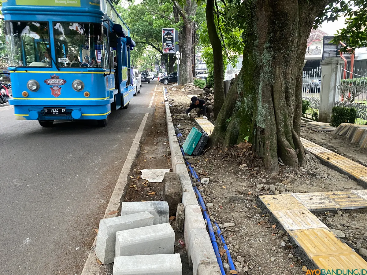 Pengerjaan revitalisasi trotoar di sepanjang Jalan Lombok Kota Bandung pada Jumat, 26 September 2025. (Sumber: ayobandung.id | Foto: Ikbal Tawakal)
