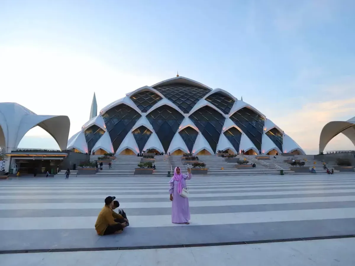 Masjid Raya Al Jabbar. (Sumber: ayobandung.com | Foto: Irfan Al-Faritsi)