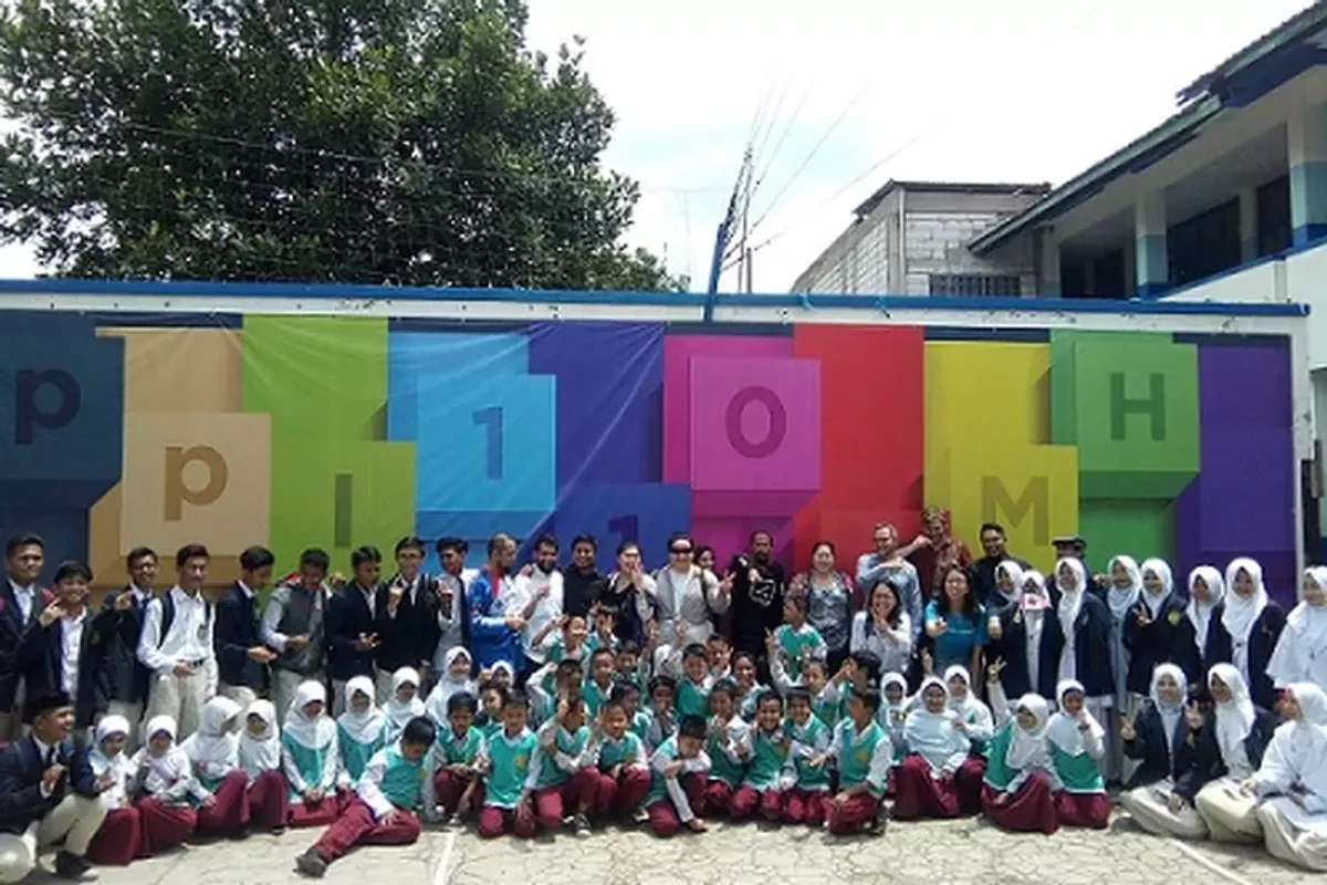 Alexandre Pettelier dan Jacques Bertrand bersama siswa Madrasah Muallim Persis Man'baul Huda saat berfoto bersama. (Sumber: ayobandung.com | Foto: Anggun Nindita)