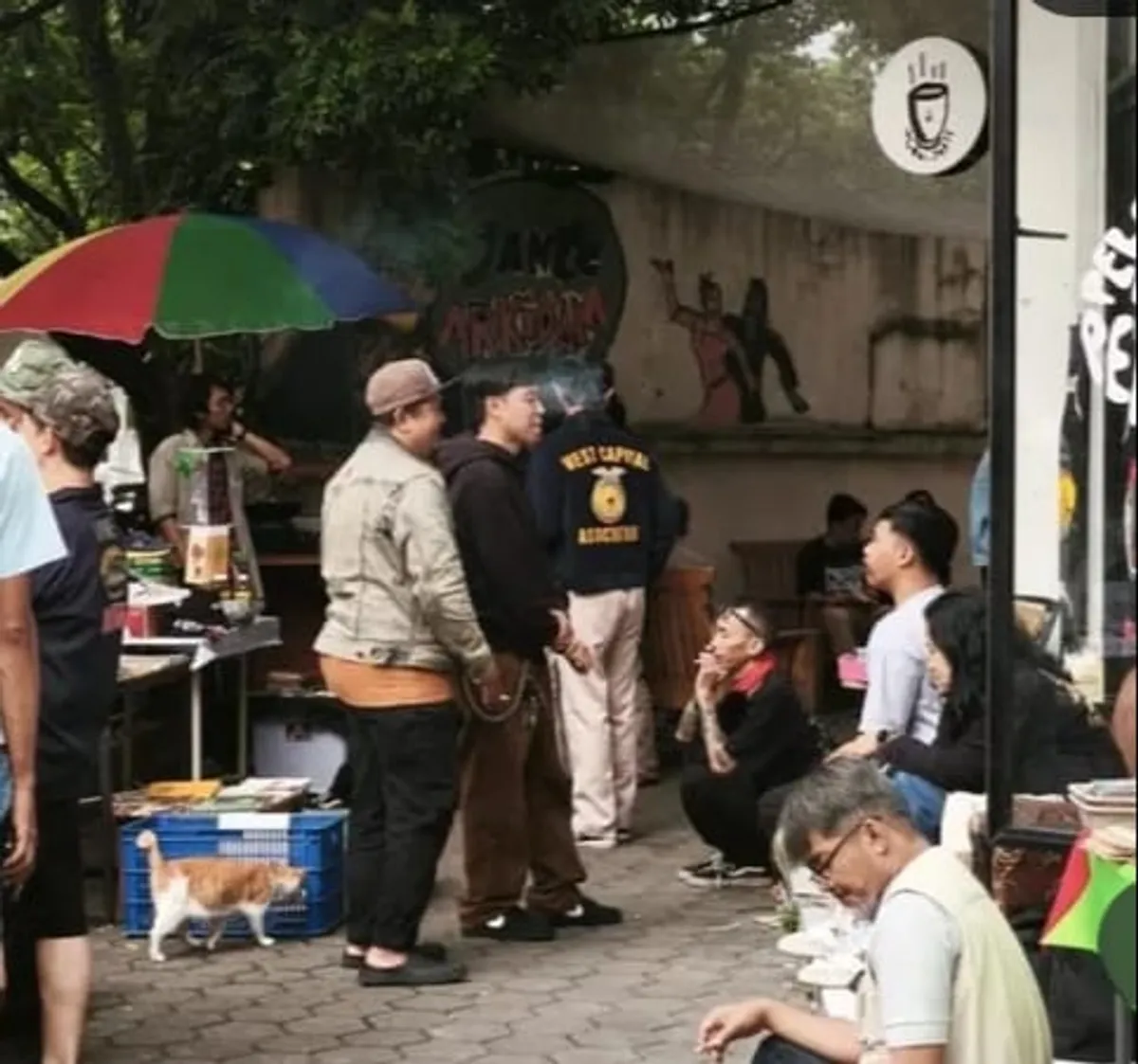 Buku "Bandung Di Persimpangan Kiri Jalan" karya Hafidz Azhar, penulis temukan di Pasar Minggu edisi 14 Jl. Garut No. 2 Bandung. (Sumber: Komunitas Pasar Minggu Bandung)