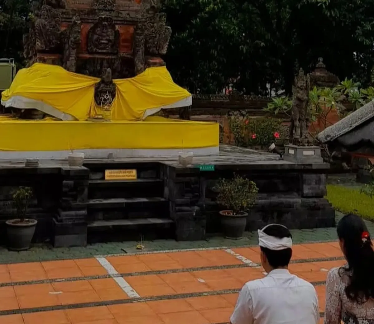 Umat Hindu yang Sedang Berdoa di Sebuah Pura di Bandung Raya. (Sumber: Dokumentasi Penulis | Foto: Arfi Pandu Dinata)