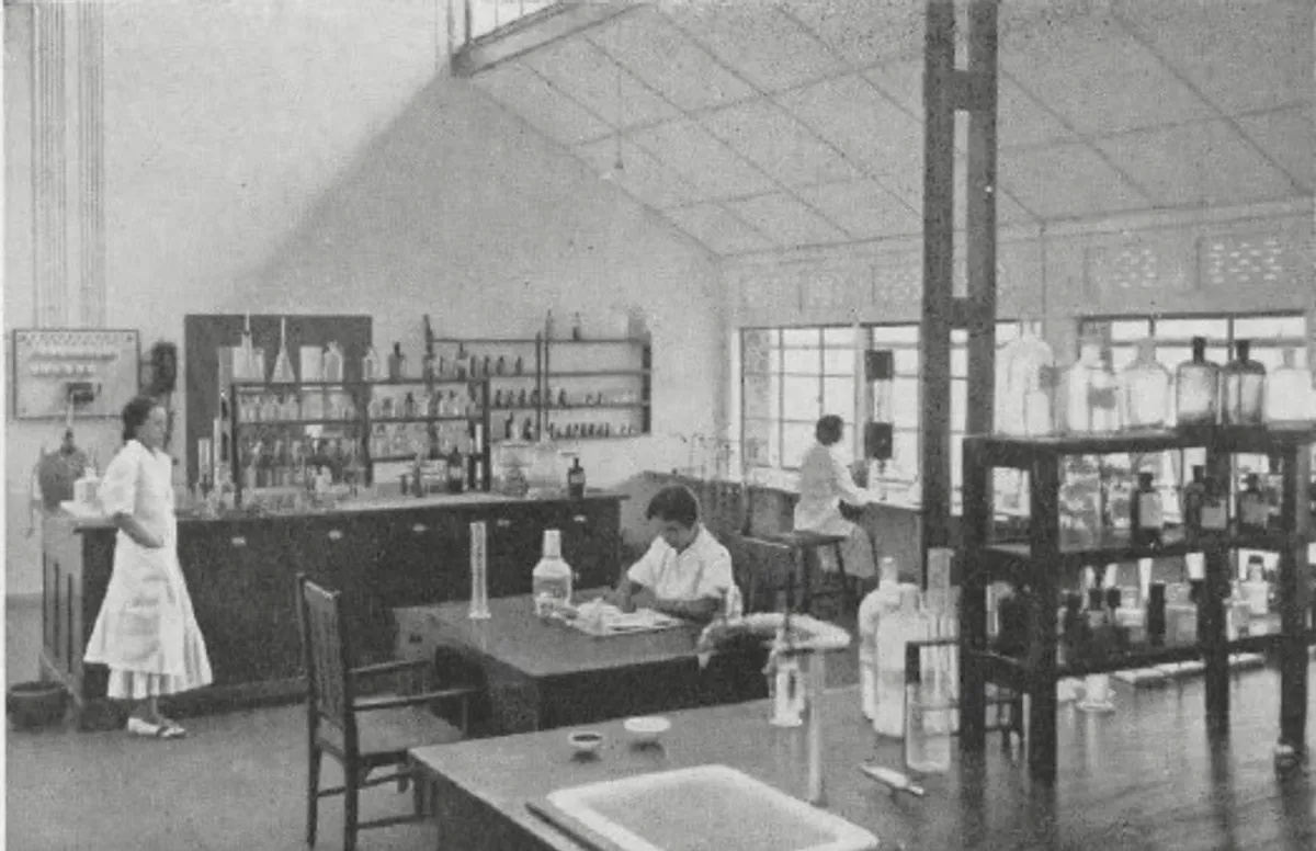 Kegiatan di Technische Hoogeschool te Bandoeng (THB), yang kini dikenal sebagai Institut Teknologi Bandung (ITB). (Sumber: ITB)