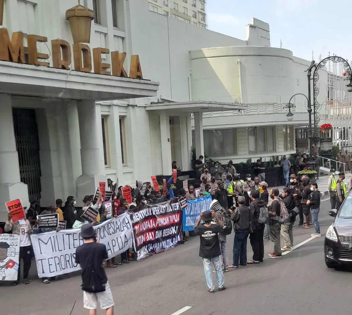 Demonstrasi di Depan Gedung Merdeka, Tempat Berlangsungnya Konferensi Asia-Afrika 1955 (Sumber: Dokumentasi Pribadi | Foto: Arfi Pandu Dinata)