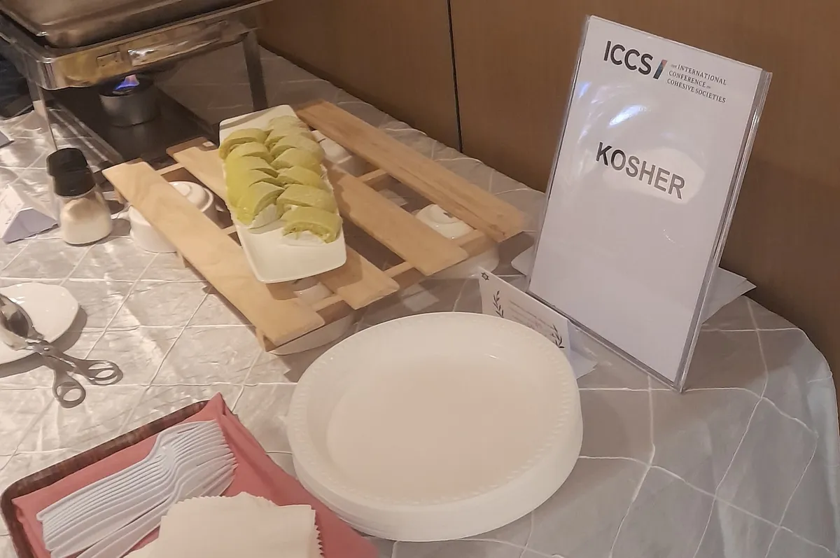 Informasi 'Kosher', Berarti Makanan yang Sesuai Hukum Yahudi (Sumber: Dokumentasi Pribadi | Foto: Arfi Pandu Dinata)