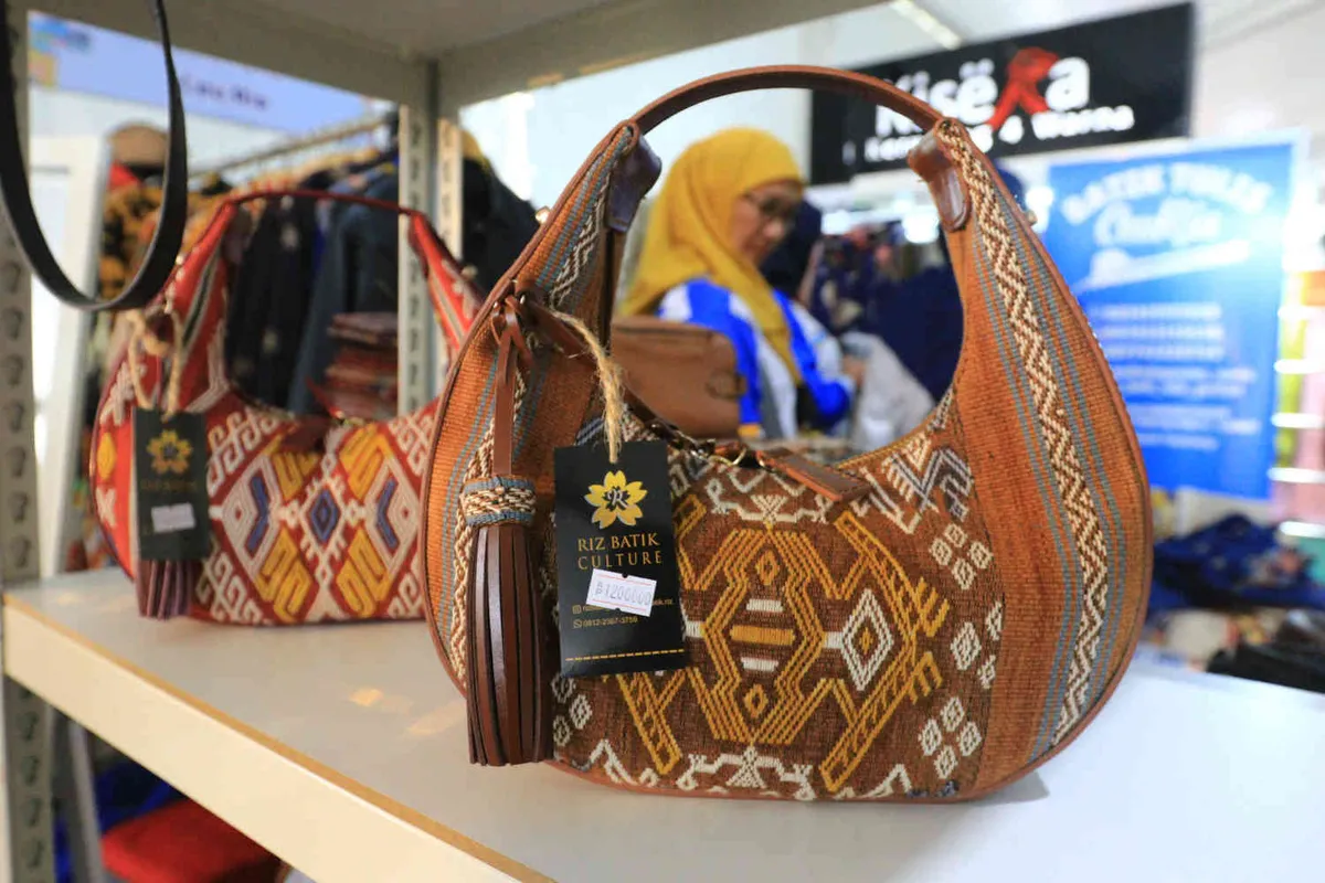 Di pasar-pasar tradisional, bengkel rumahan, studio kreatif, hingga warung kopi pinggir jalan, denyut UMKM Jawa Barat terasa nyata. (Sumber: Ayobandung.id | Foto: Irfan Al-Faritsi)