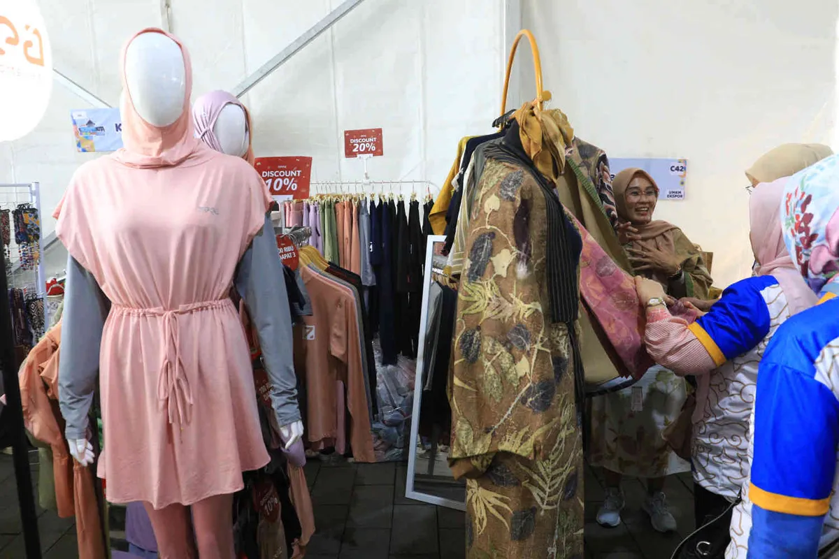 Di pasar-pasar tradisional, bengkel rumahan, studio kreatif, hingga warung kopi pinggir jalan, denyut UMKM Jawa Barat terasa nyata. (Sumber: Ayobandung.id | Foto: Irfan Al-Faritsi)