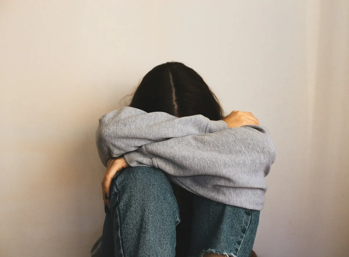 Kita tidak akan sepenuhnya paham bagaimana rasanya di-bully, sebelum kita merasakan sendiri dampaknya. Membuktikan bahwa kita tidak bisa menjustifikasi korban untuk mengatakan, Kenapa tidak melawan Kenapa tidak lapor Kenapa tidak menghindar serta kenapa yang lainnya. (Sumber: Unsplash/Carolina)