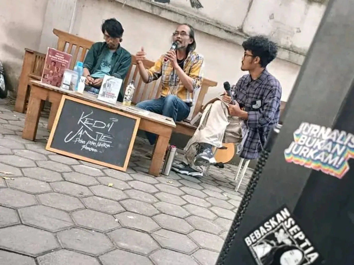 Ruang diskusi terbuka dapat menjadi ruang belajar untuk lebih menghargai opini ketimbang mengebiri ide-ide. (Sumber: Komunitas Pasar Minggu Bandung)
