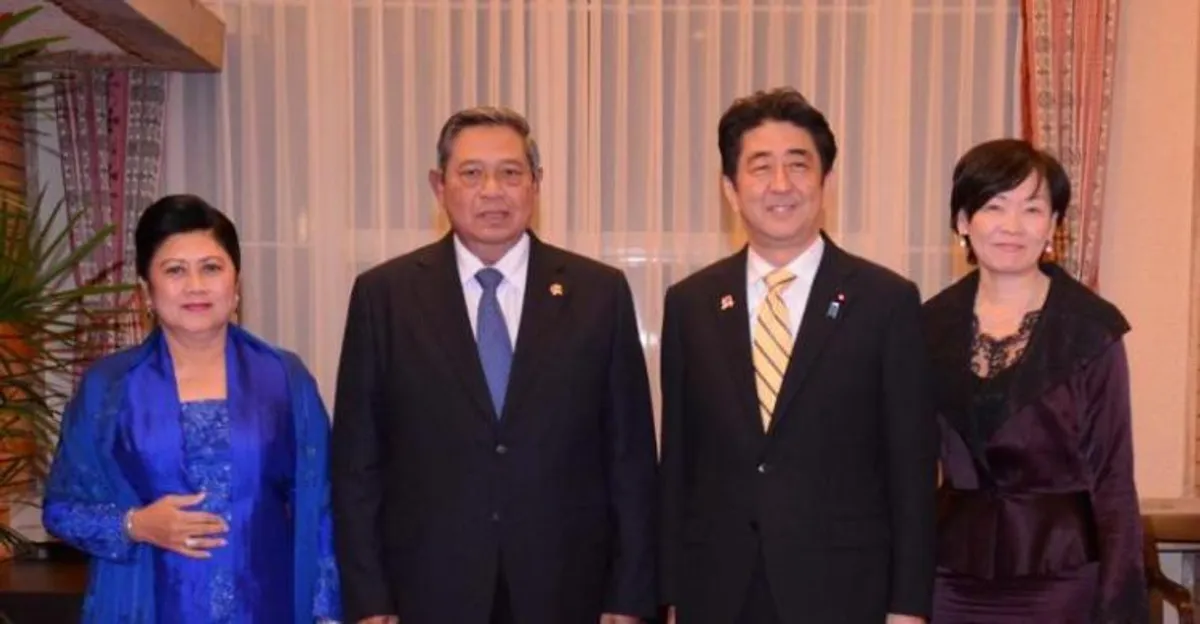 SBY dan ni Yudhoyono foto bersama mantan PM Jepang Shinzo Abe dan Akie Abe pada 2013. (Sumber: Twitter @SBYudhoyono)