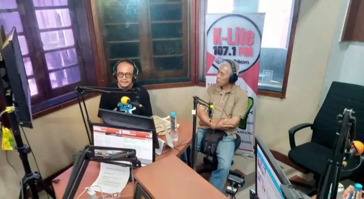 Penulis saat mengisi acara talkshow di sebuah radio di Bandung, Nostalgia era 1990-an. (Sumber: Dokumentasi Penulis)