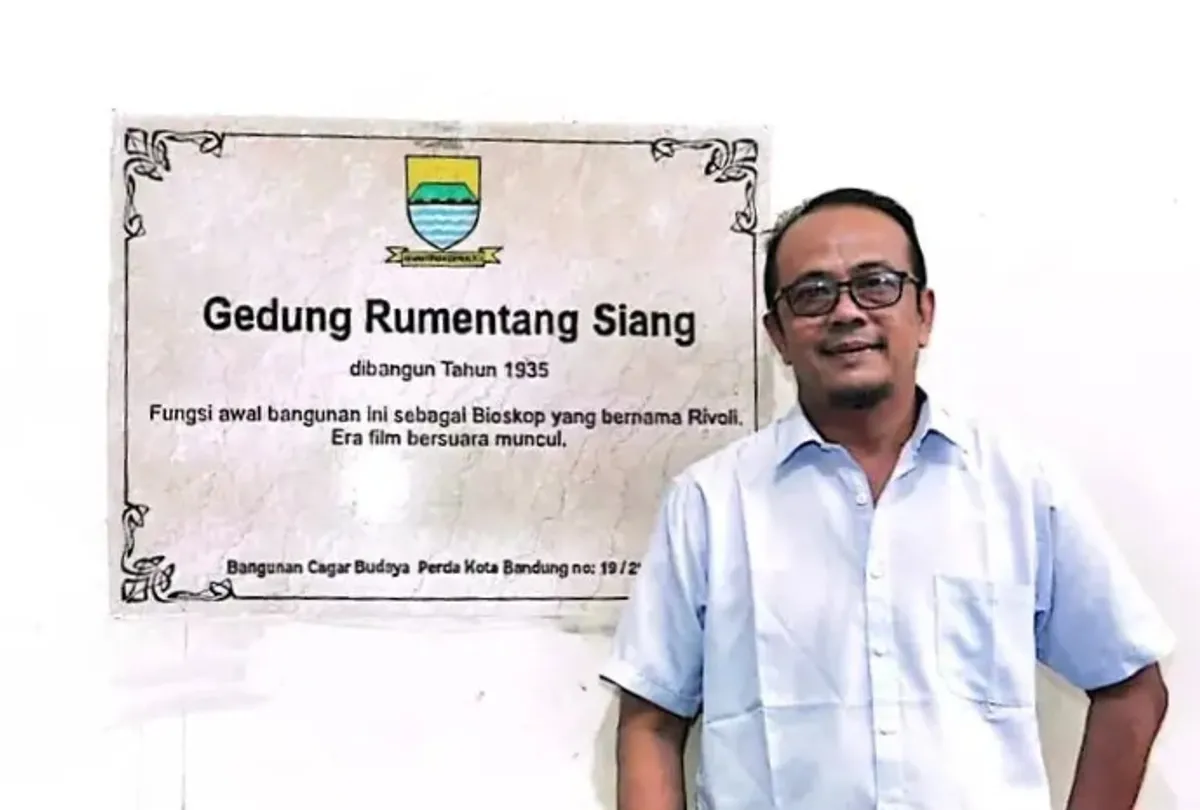 Penulis bernostalgia di Gedung Kesenian Rumentang Siang, salah satu tempat yang sering dikunjungi pada era 1990-an. (Sumber: Dokumentasi Penulis)